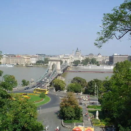 Center בית הארחה 3*